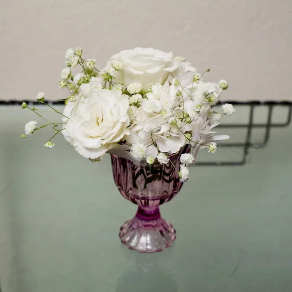 Rosas blancas en un jarrón de vidrio — Foto de Stock