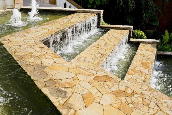 Strömmar av klart vatten på marmor steg — Stockfoto