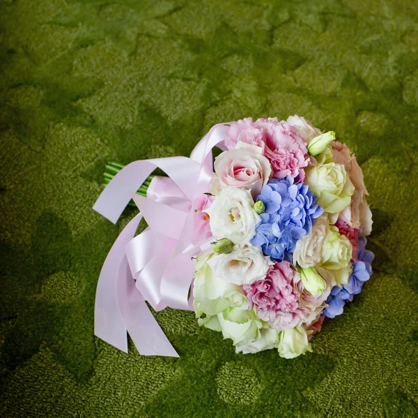 Ramo de flores de colores florecientes en un fondo de alfombra verde — Foto de Stock