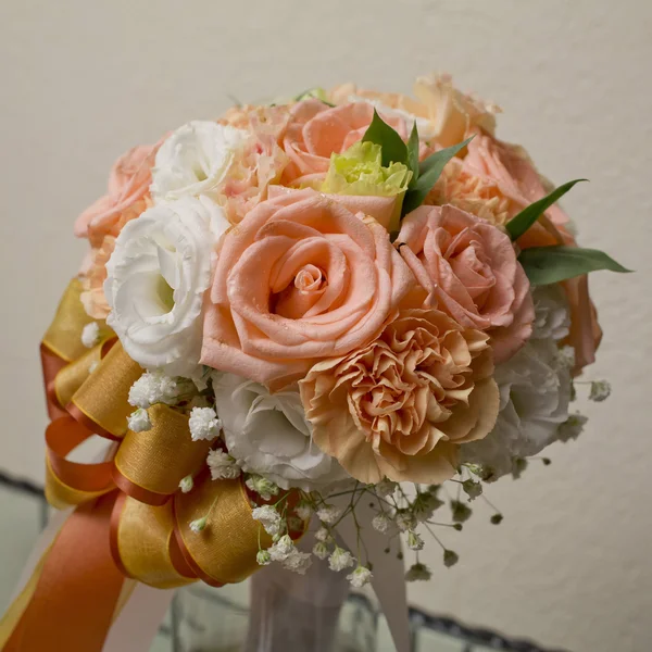 Ramo de flores naranja, blanco y amarillo . — Foto de Stock