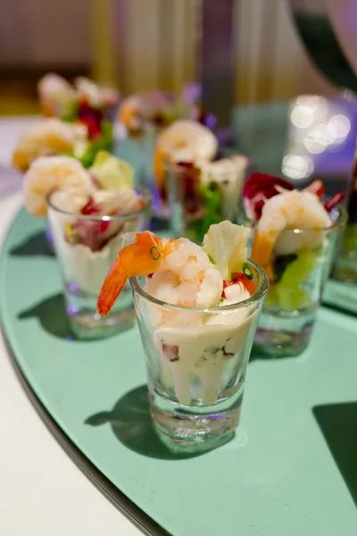 Comida de cóctel en la boda, Cóctel de buena comida en la mesa en casado — Foto de Stock