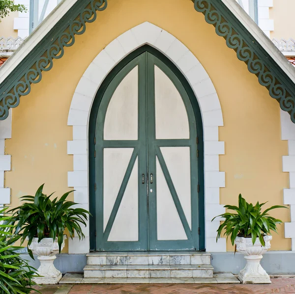 Casas góticas - Casa da frente de estilo gótico . — Fotografia de Stock