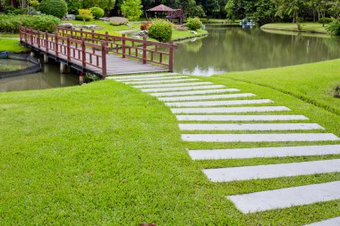 taş yeşil çim adam parkta yürüyüş yolunu engellemek