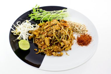 Tayland yemeği: Pad Thai kurutulmuş karides, sarı tofu, organik sno