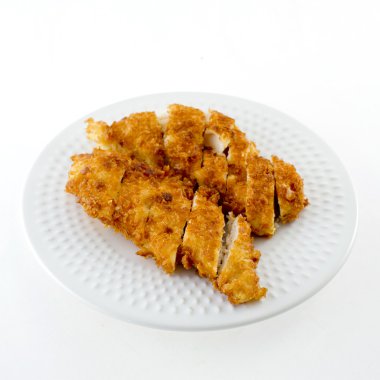 Beyaz plakalar üzerinde çıtır tavuk izole üzerinde beyaz backkground