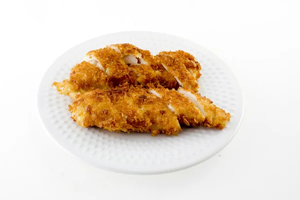 Knuspriges Huhn auf weißen Tellern isoliert auf weißem Hintergrund — Stockfoto