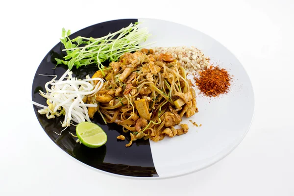 Plato tailandés: Pad Thai con camarones secos, tofu amarillo, sno orgánico — Foto de Stock