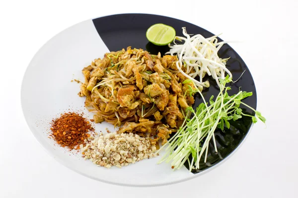 Plato tailandés: Pad Thai con camarones secos, tofu amarillo, sno orgánico —  Fotos de Stock