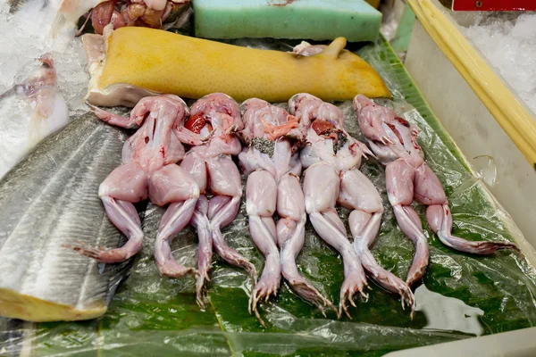 Skinned raw frogs for sale at Thailand market — Stock Photo, Image