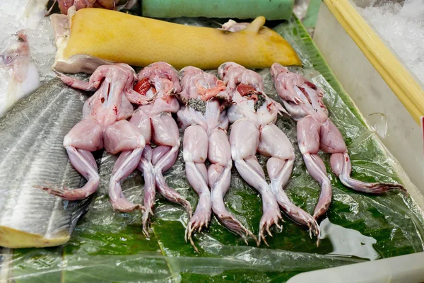 Skóry surowe żaby na sprzedaż na rynku Tajlandii — Zdjęcie stockowe