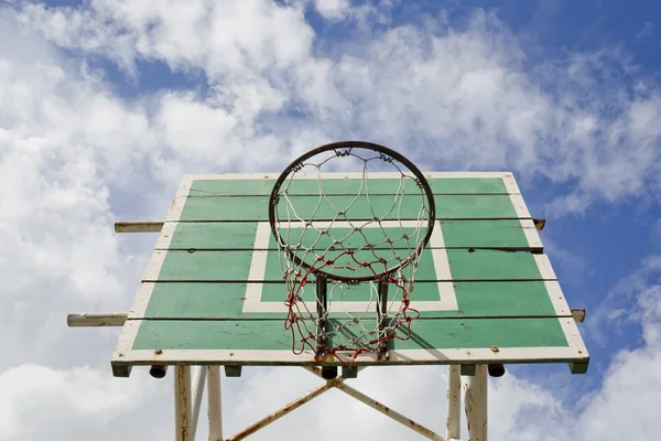 Uma cesta de basquete na fachada de madeira verde resistida. Basquetebol — Fotografia de Stock