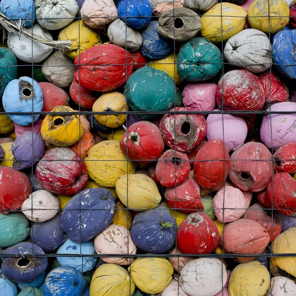 Desperdicio colorido de cáscaras de coco en textura de fondo de rejilla . —  Fotos de Stock