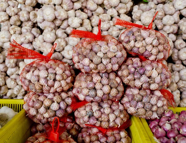 Mnóstwo białego włoskiego purpurowy czosnku cebule na wyświetlaczu na sprzedaż — Zdjęcie stockowe