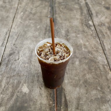 Lezzetli buz kahve americano eski ahşap masa üzerinde.