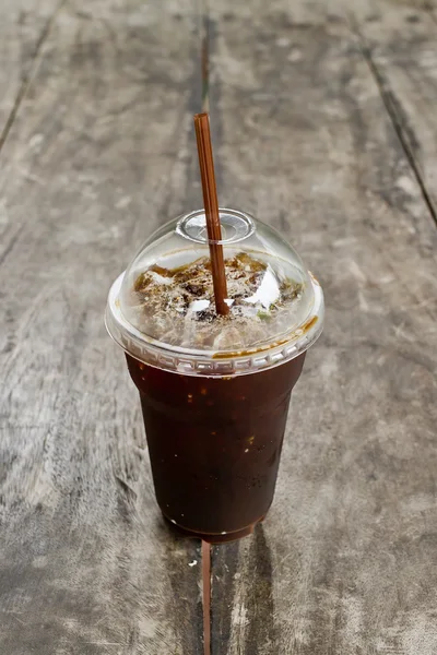 Délicieux café glacé americano sur vieille table en bois . — Photo