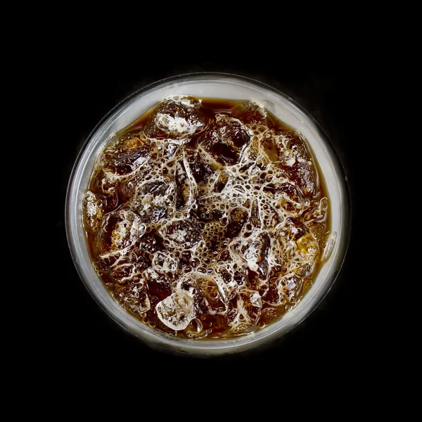 Pohled shora na ledové kávy na černém pozadí — Stock fotografie