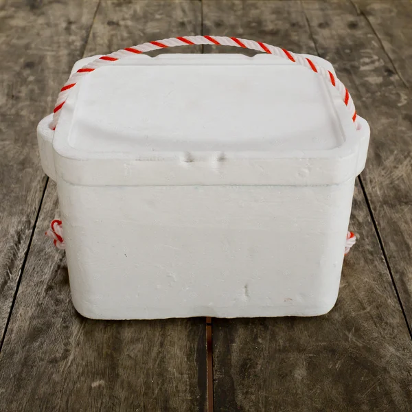 Коробка для хранения пенопласта на деревянном столе — стоковое фото