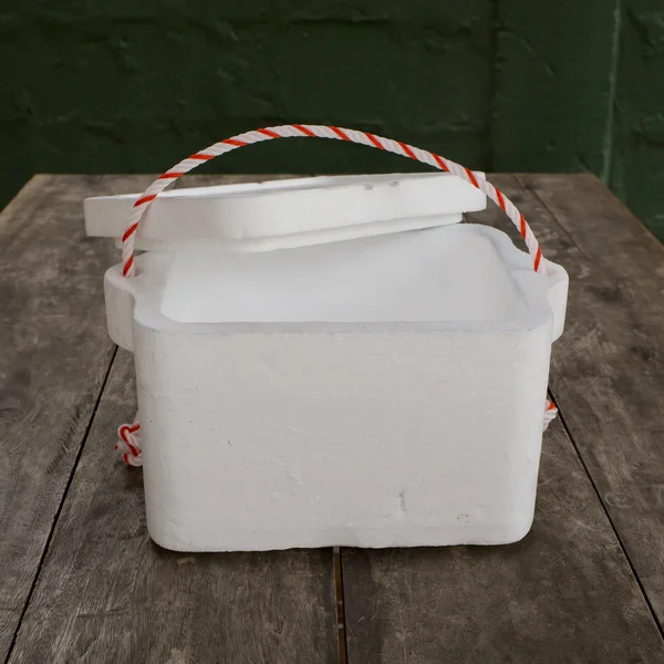 Коробка для хранения пенопласта на деревянном столе — стоковое фото