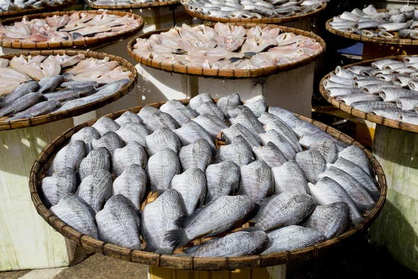 Sundry Snake Skin Gourami Fish in a bamboo basket. Thailand — Stock Photo, Image