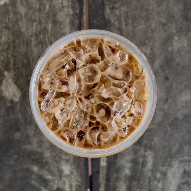 eski ahşap masa buz soğuk kahve içkiyle Üstten Görünüm