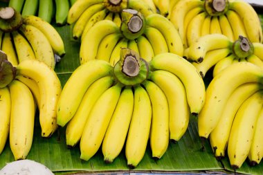 Salkım muzu muz yaprak üzerinde