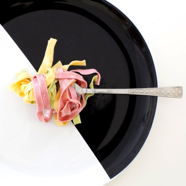 Yakın çekim shot bir halk lezzetli 3 renk pf makarna ile