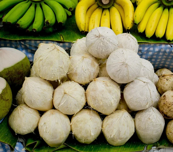 Zarte und frische Kokosnuss auf dem Markt — Stockfoto