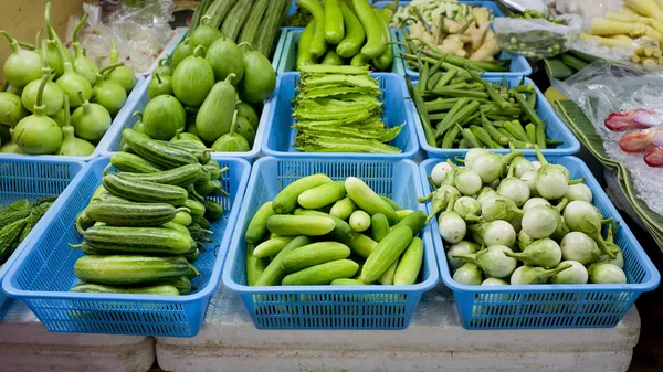 Čerstvé a organické zeleniny na trhu v Thajsku — Stock fotografie