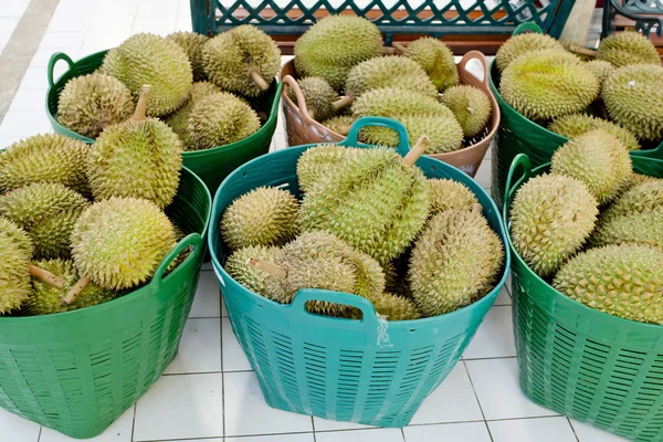 Durian w koszyku w Tajlandii w rynku — Zdjęcie stockowe