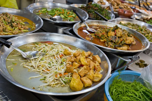Tayland yemekleri birçok tür satmak taze pazarında Asya, Tayland — Stok fotoğraf