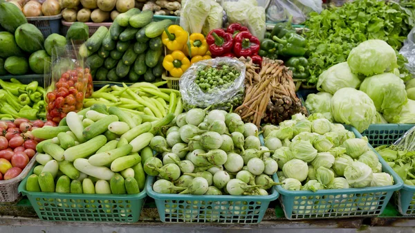 Frisches und biologisches Gemüse auf dem Markt in Thailand — Stockfoto