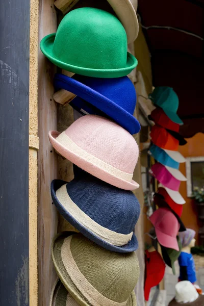 Chapéus coloridos de verão jazem no balcão — Fotografia de Stock