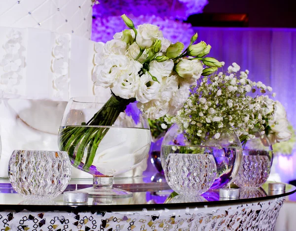 Boeket van witte bloemen in een glasvaas in ceremonie van het huwelijk — Stockfoto