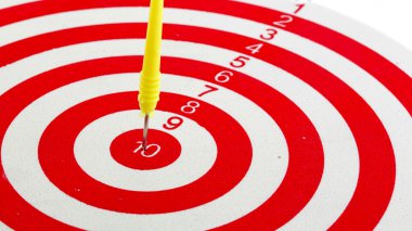 Hedefinin üzerine beyaz izole Center'da bir Dart