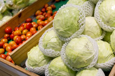 Markette sebzeli kabin, lahana, domates