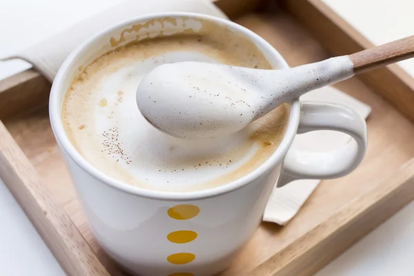Tejszín egy kanállal és egy csésze kávéfőző Cappuccino — Stock Fotó