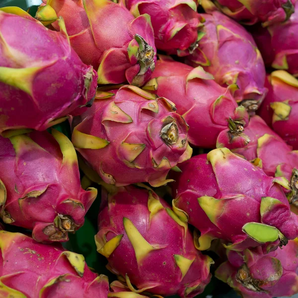 Dragon fruit on market stand — Stock Photo, Image