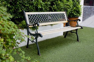 Bahçede beyaz klasik tezgah