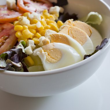 yumurta Mısır ve domates salatası