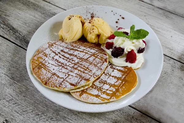 Tortitas con helado de vanila, crema batida y hielo — Foto de Stock