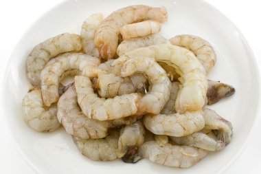 Taze soyulmamış karides hasadı beyaz arkaplanı izole eder