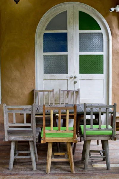 Красочный деревянный стул — стоковое фото