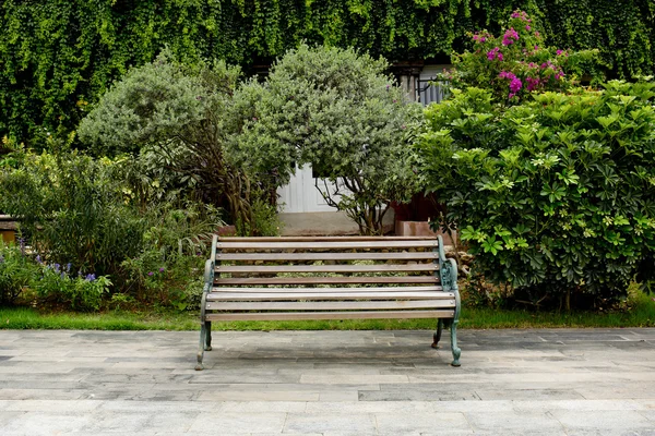 Banco de jardim clássico — Fotografia de Stock