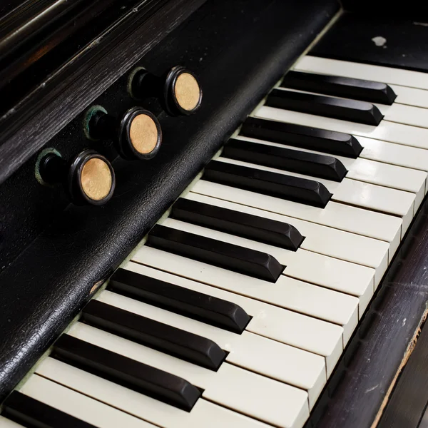 Closeup starožitný klavír klíčů a dřeva — Stock fotografie
