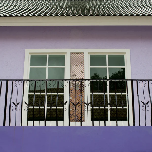 Kleurrijke huis met paarse en witte ramen — Stockfoto