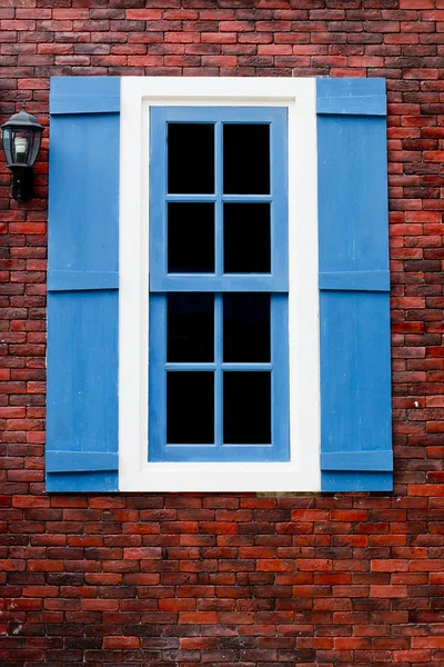 Rött tegel med blå och vita fönster — Stockfoto