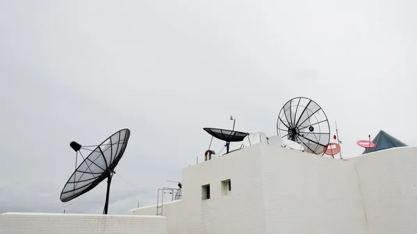 Många parabolantenner på taket — Stockfoto