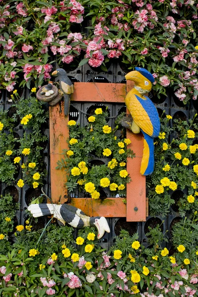 Sommer Hintergrund mit alten Holzplanken, gelben und rosa Blumen — Stockfoto