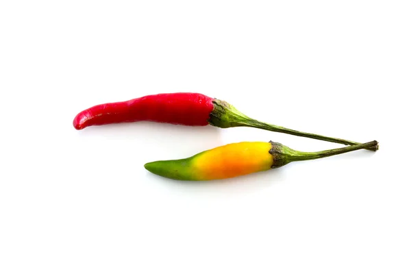 Pimentão quente amarelo e verde e vermelho isolado em uma ba branca — Fotografia de Stock