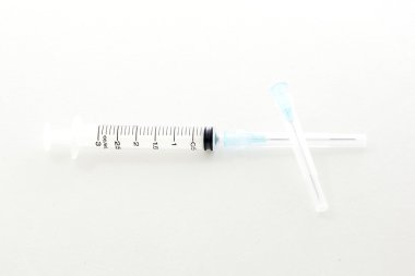Beyaz arkaplanda izole edilmiş plastik şırınga